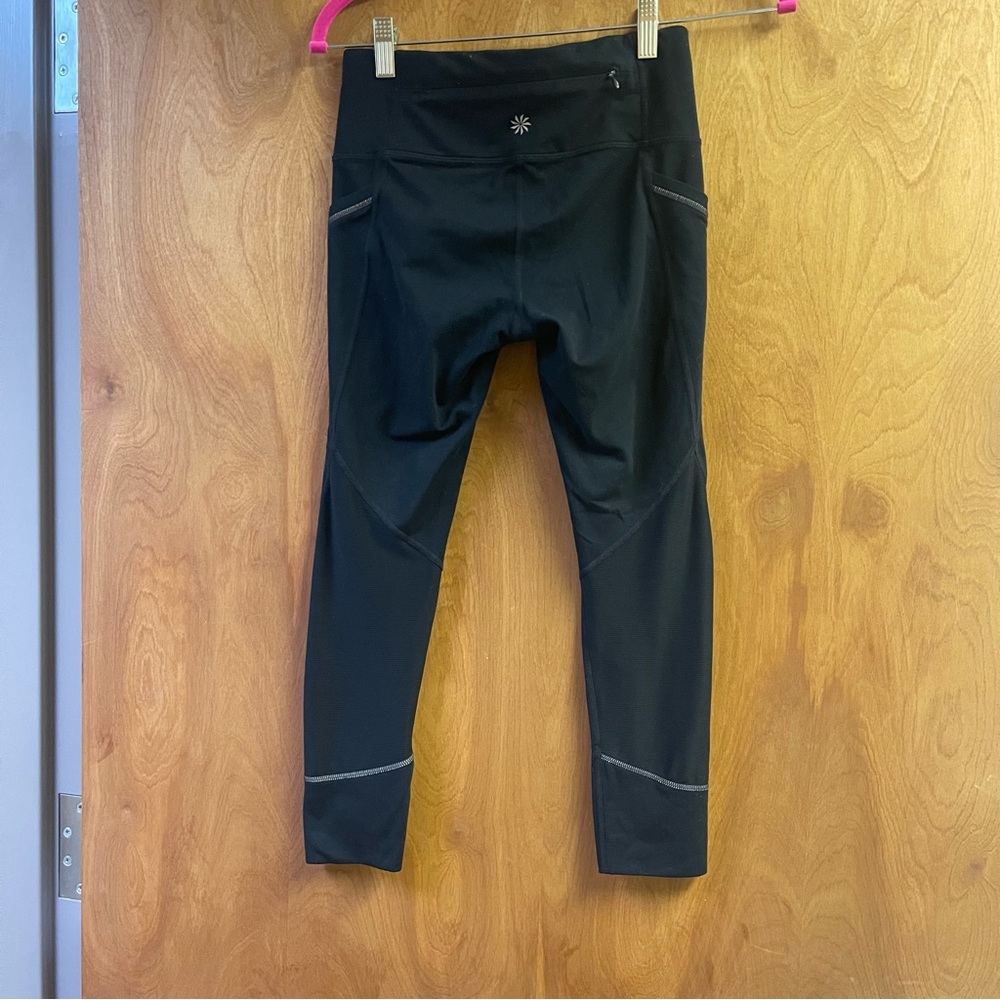 Athleta Relay Capri 2.0 Leggings Women XS Black Capri Side Pockets EUC - Picture 3 of 10